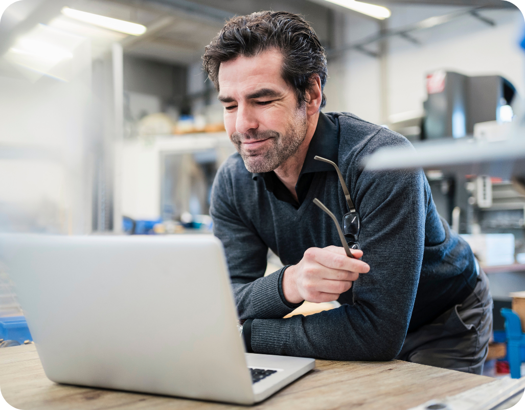 Comercial autónomo trabajando oportunidades desde un portátil